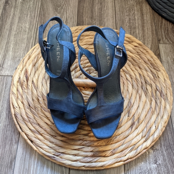 NWOT (W36) Blue T-strap Platform Sandal - Picture 2 of 5